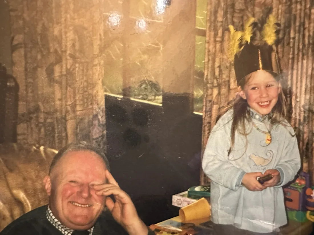 Florry als klein meisje met haar opa aan tafel